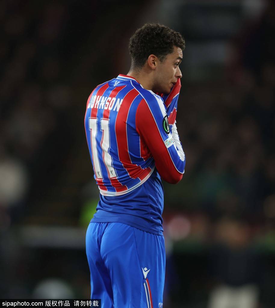 爆冷!罗萨达欧战首秀塞尔赫斯特公园逼平水晶宫,耶雷米·皮诺赛后赠球衣暖心一幕